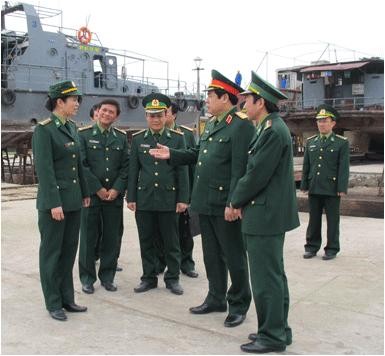 Bộ trưởng Phùng Quang Thanh kiểm tra khu vực cảng của Công ty Sơn Hải